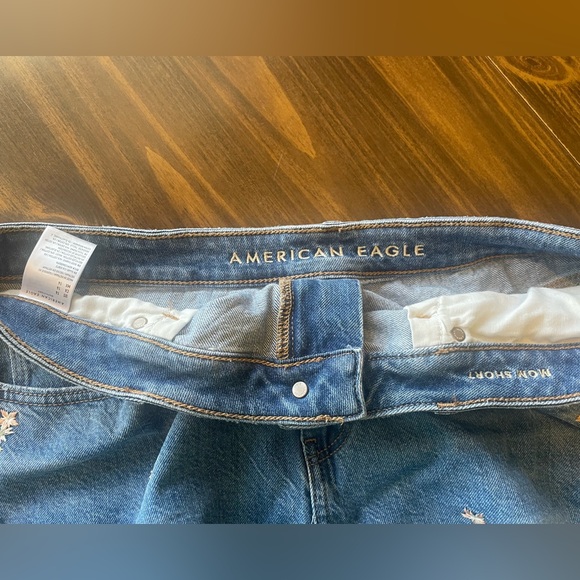 American Eagle Mom Short with Floral Embroidery - Picture 3 of 5